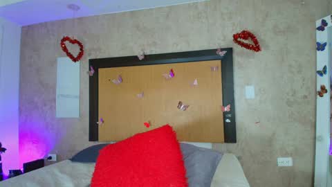 MIALOPEZ      .     Y      .      online show from 04-16-26, 09:39