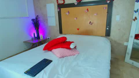 MIALOPEZ      .     Y      .      online show from 05-22-26, 06:13