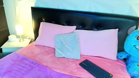 Snapshot of mia_lou_ chatting on 09-18-25, 10:34 Mia online show from 09-18-25, 10:34