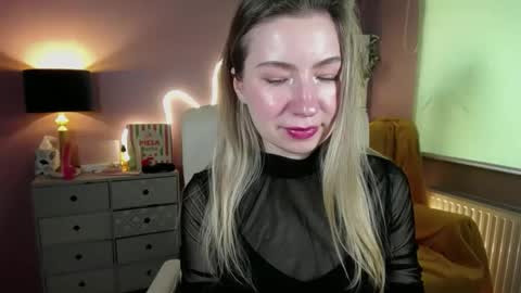 Mia online show from 03-12-25, 11:09