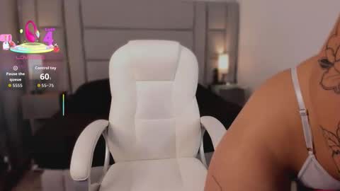 Snapshot of mia_medina chatting on 10-24-25, 07:54 online show from 10-24-25, 07:54