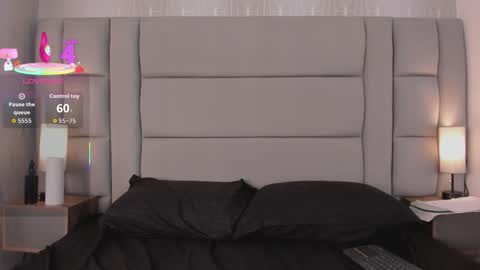 Snapshot of mia_medina chatting on 10-27-25, 09:19 online show from 10-27-25, 09:19