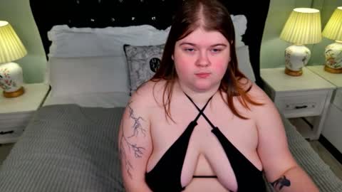 Snapshot of mia_of_your_dreams chatting on 11-30-25, 06:01 Sweet Mia online show from 11-30-25, 06:01