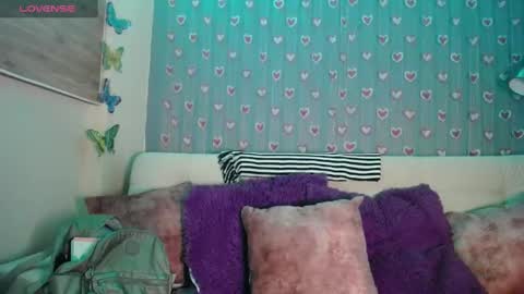 Snapshot of mia_petitebaby chatting on 10-31-25, 03:29 Ma online show from 10-31-25, 03:29