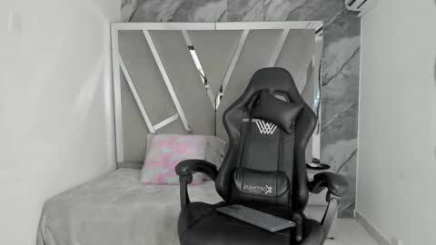 mia_petiteht online show from 04-07-26, 09:15