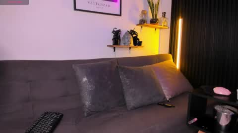 Snapshot of mia_ravenn chatting on 05-31-26, 01:14 Mia online show from 05-31-26, 01:14