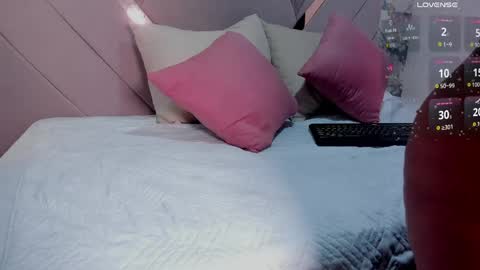 Snapshot of mia_rouxx1 chatting on 05-28-26, 08:00 Mia online show from 05-28-26, 08:00