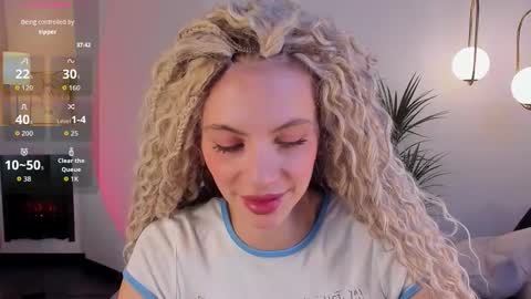 Snapshot of mia_silk chatting on 10-21-25, 06:14 Mia online show from 10-21-25, 06:14