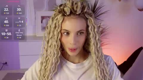 Snapshot of mia_silk chatting on 11-06-25, 06:25 Mia online show from 11-06-25, 06:25