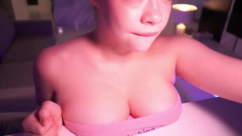 Snapshot of mia_vixen_ chatting on 10-08-25, 03:26 VixenMia online show from 10-08-25, 03:26