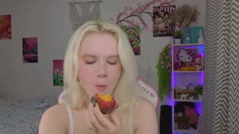 Snapshot of mia_waterlily chatting on 05-04-26, 03:24 Mia online show from 05-04-26, 03:24