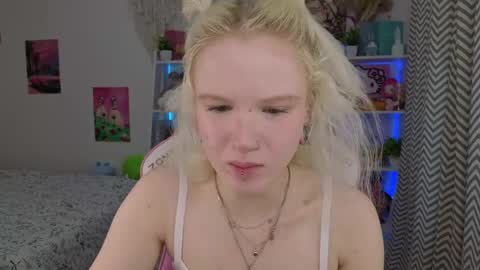Snapshot of mia_waterlily chatting on 05-12-26, 03:14 Mia online show from 05-12-26, 03:14