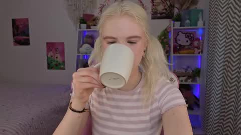 Snapshot of mia_waterlily chatting on 05-16-26, 03:25 Mia online show from 05-16-26, 03:25