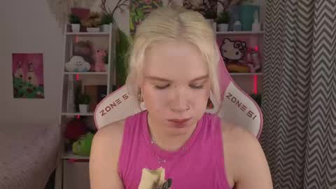 Snapshot of mia_waterlily chatting on 05-23-26, 03:23 Mia online show from 05-23-26, 03:23
