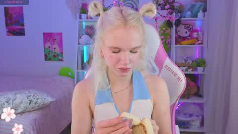 Mia online show from 07-28-26, 03:24