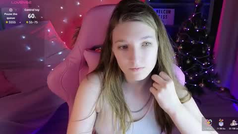 Snapshot of mia_weawer chatting on 12-16-25, 10:20 Mia online show from 12-16-25, 10:20