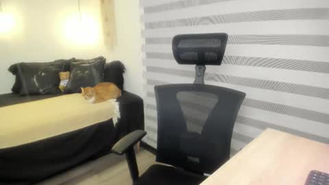 Snapshot of mia_xgray chatting on 10-17-25, 10:12 Mia online show from 10-17-25, 10:12