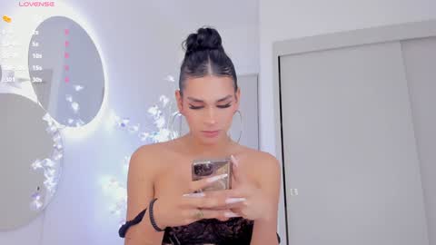 Snapshot of mia_yourmommy chatting on 02-03-25, 04:46     online show from 02-03-25, 04:46