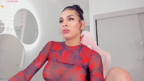 Snapshot of mia_yourmommy chatting on 02-05-25, 06:56     online show from 02-05-25, 06:56