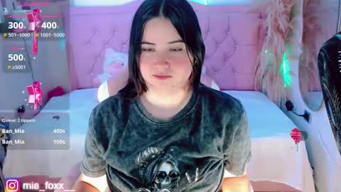 Snapshot of miaa_foxx_ chatting on 10-05-25, 10:07 Mia online show from 10-05-25, 10:07