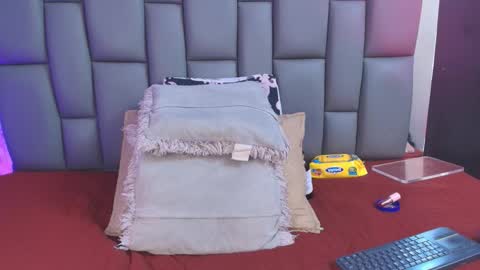 Mia online show from 09-16-25, 12:06