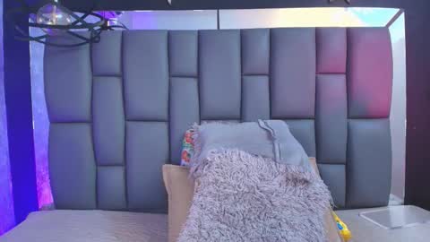 Mia online show from 09-18-25, 12:07