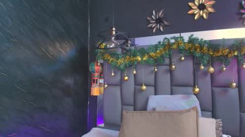 Mia online show from 12-22-25, 12:02