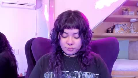 Mia online show from 10-22-25, 03:07