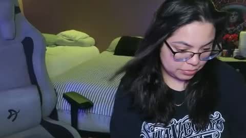 Mia online show from 10-01-25, 02:50