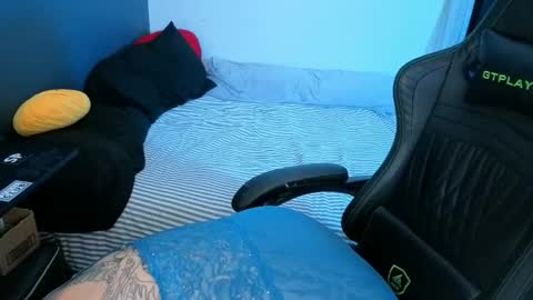 Mia online show from 04-11-26, 12:15