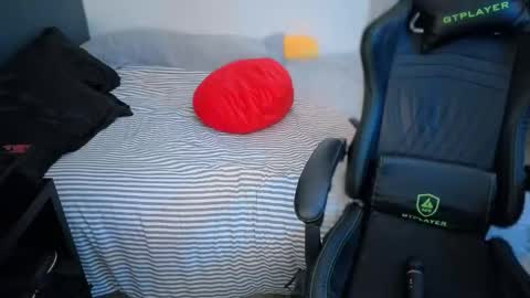 Mia online show from 04-22-26, 01:52