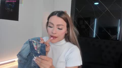 Snapshot of miacarperrlux chatting on 12-22-25, 09:34 MiaCarper online show from 12-22-25, 09:34