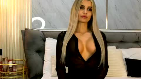 Mia online show from 05-30-26, 08:28
