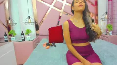 Snapshot of miacours chatting on 12-16-25, 01:05 MiaCours online show from 12-16-25, 01:05