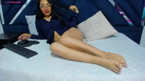 Snapshot of miadivinehyh chatting on 05-12-26, 01:41 miadivinehyh online show from 05-12-26, 01:41