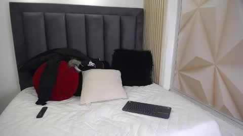 Mia  online show from 05-19-26, 03:35