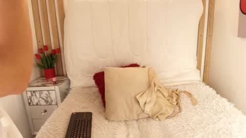 Mia  online show from 06-11-26, 12:32