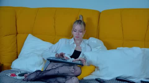 Mia online show from 10-21-25, 06:52