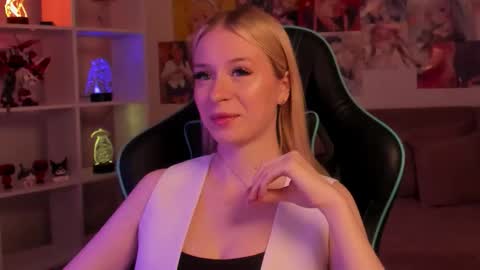 Mia online show from 11-13-25, 06:18