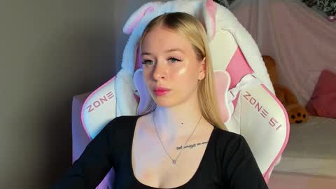 Mia online show from 12-16-25, 06:24