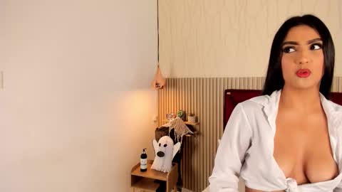 Miah and Bella online show from 10-27-25, 07:40