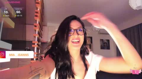 Snapshot of miajeans chatting on 02-17-25, 07:42 Mia online show from 02-17-25, 07:42