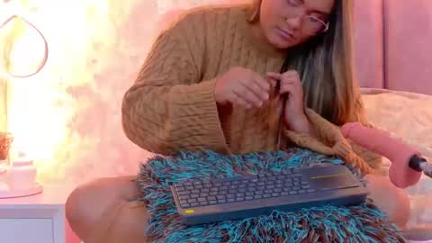 Mia online show from 04-11-26, 07:45