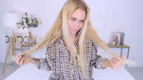Mia online show from 07-26-26, 01:36