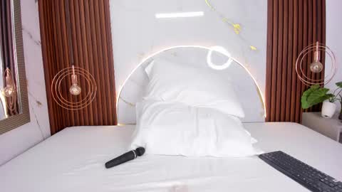 Mia  online show from 10-08-25, 04:32