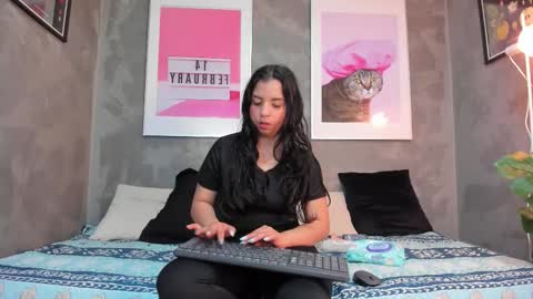 Snapshot of mianyxara_ chatting on 10-27-25, 10:25 Mia online show from 10-27-25, 10:25