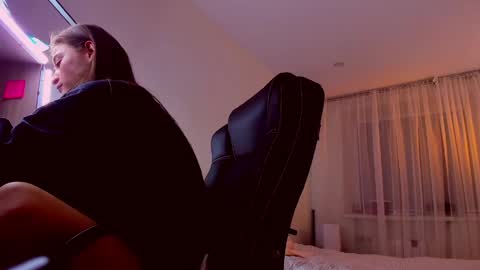 Mia online show from 04-16-26, 09:39