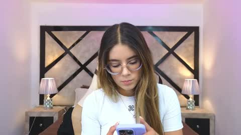 Snapshot of miasilverr chatting on 06-02-26, 07:05 Mia online show from 06-02-26, 07:05