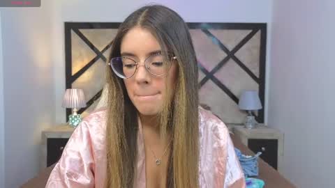 Mia online show from 06-25-26, 07:51