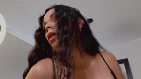 Mia online show from 02-05-25, 01:54